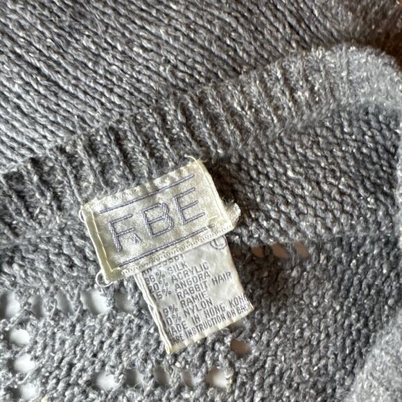 Vintage FaBE Silk & Angora mix, gray vest with a deep V on the back size Large - Picture 11 of 12